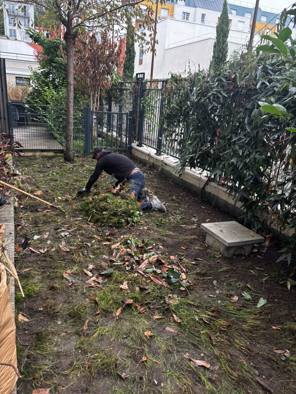 Intervenant de Confort Chez Soi pendant le désherbage du jardin